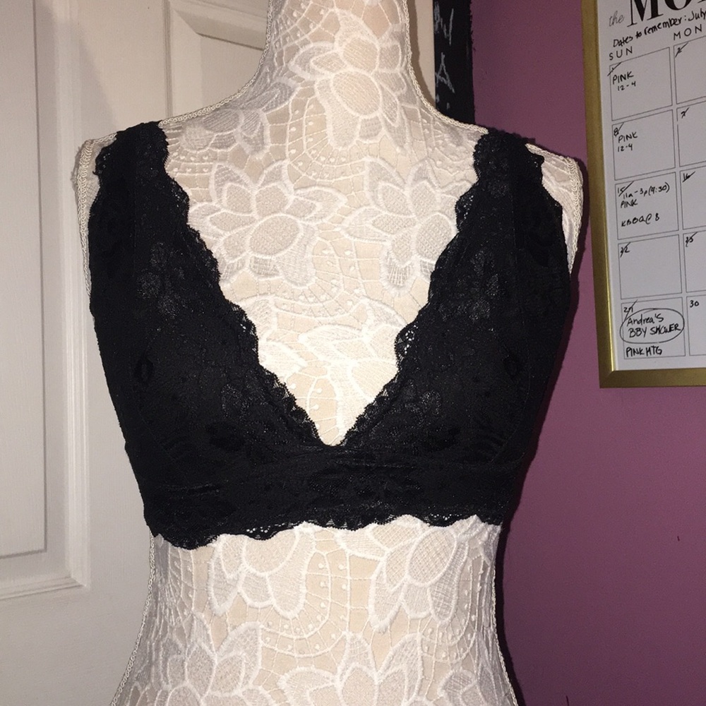 URBAN OUTFITTERS BLACK BRALETTE